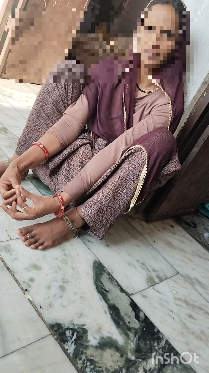 Pushpa-devi couple: 今日はプシュパの夫が家にいませんでした
