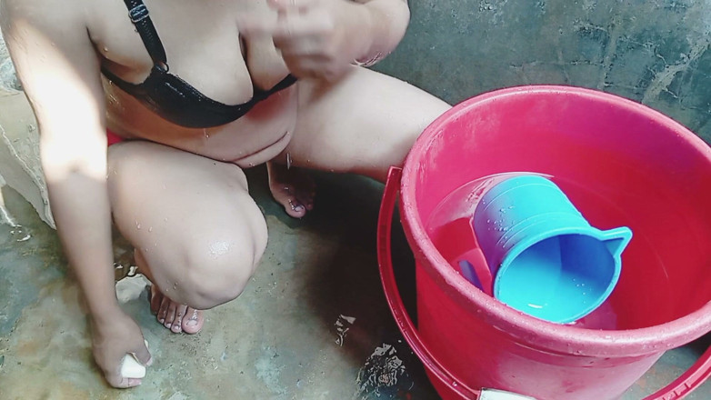 CoupleWorld: Hot Bhabhi Bathing In house and show her all body