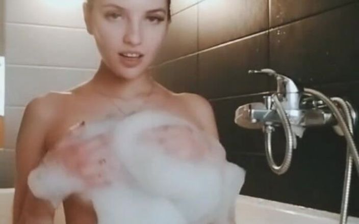 Vika Lita: 银色女人 - 在浴缸里啪啪啪