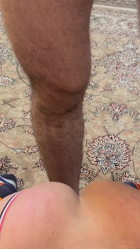 Hot Twink Threesome - Dwa owłosione topy niszczą seksowny gładki twink