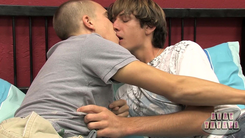 Bare Twinks: La prima ripresa porno di twink termina con una sborrata...