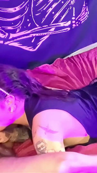 Trans-mädchen emma ink lutscht großen schwanz