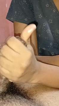 Urut dan handjob khas oleh adik tiri comel saya