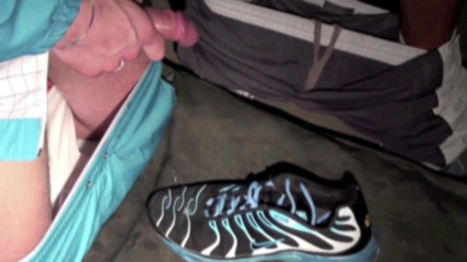 Sneaker gay: Ruik sportschoenen en zuig lul