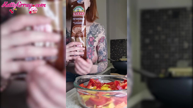 Katty Grray: Sexy dívka opravdu chce sex a vaří nahá - měkká erotika