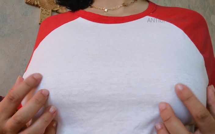 Juno Electra: Brincar com meus mamilos inchados!