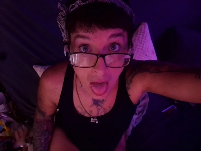 Chloe T Star: Nerdytrans med glasögon ger episk avsugning