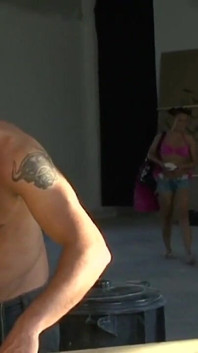 En un caluroso día de verano, una linda, muy desinhibida y ansiosa chica morena tiene sexo con Marco Nero en un sitio de construcción