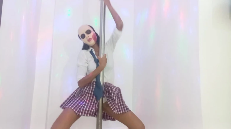 NEGRITA SEXY: Erotic Brunette Decided to Dance on a Pole Since She...