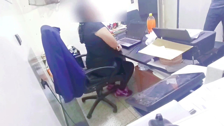 BBW LATINA: 我的老板在他的办公室里操了我，直到我的双腿开始颤抖