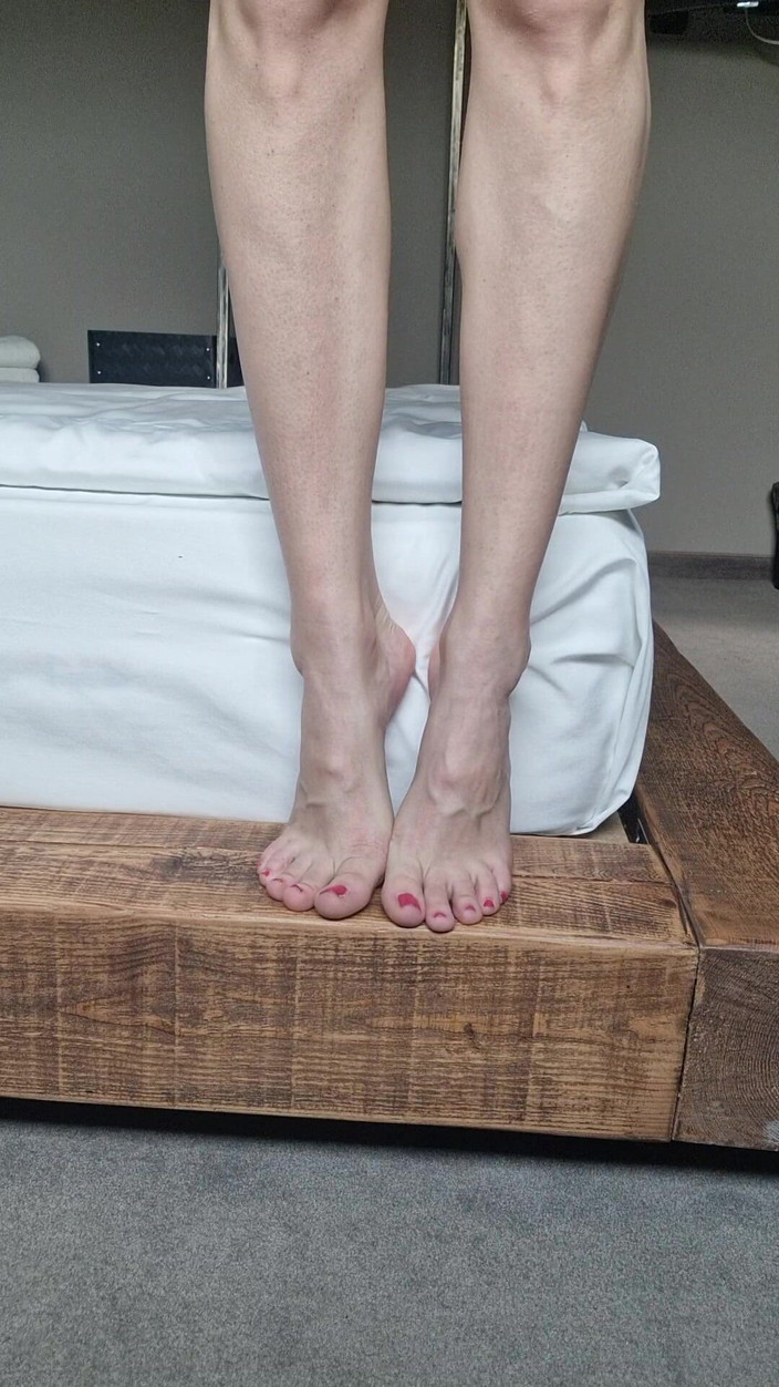 silicone_brunette: つま先のからかい
