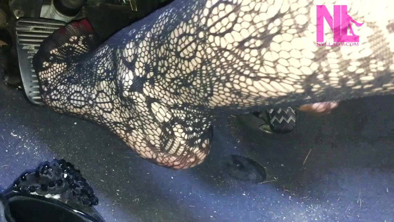 Nyllady: Sexy pedálová pumpa v černých květinových síťkách