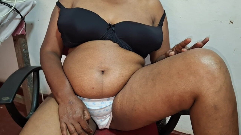 Teena New: Une tatie indienne à gros nichons fait un show matinal