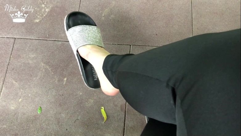 Goddess Misha Goldy: mere ne chamakdaar chappal har jagah ghar ke baahar ghoomte...