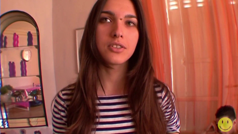 French Amateur Porn: Çok sevimli ince Fransız amatör kanepede sikiliyor