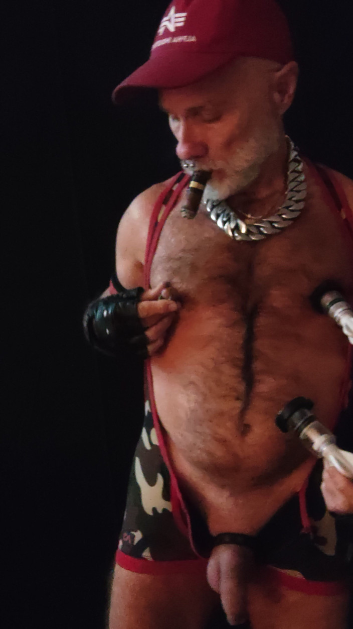 MusclesCigarsFFPig: Mamilo muping enquanto fuma gar