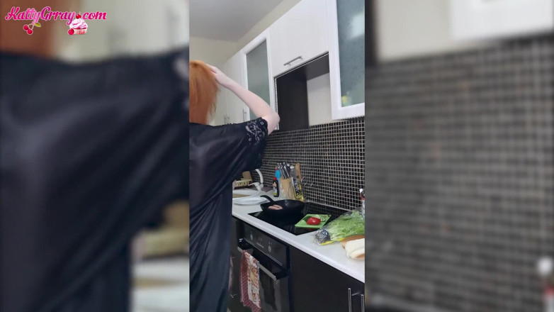 Katty Grray: Fantastic babe dancing in a sexy robe