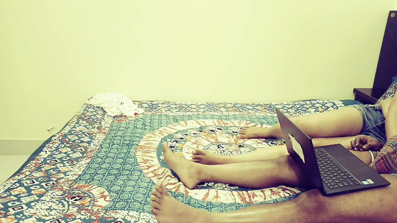 Coupleworld0002: 집에서 인도 형과 침대를 공유하는 배다른 여동생.