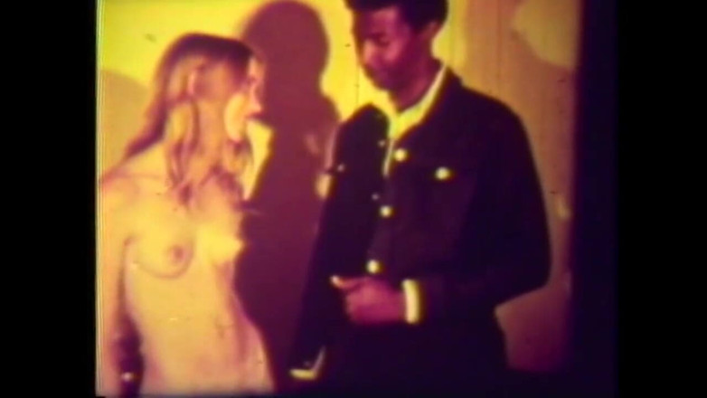 Vintage megastore: Une blonde américaine vintage goûte sa première grosse bite noire