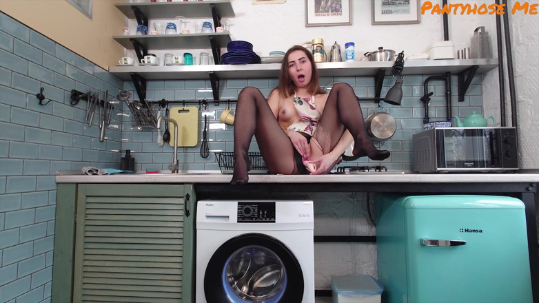 Pantyhose me porn videos: Linda love lagi asik masturbasi sambil pakai stoking hitam