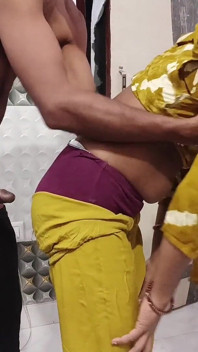 Viral MMS desi drăguță bhabi cu cur futut de vecin în secret