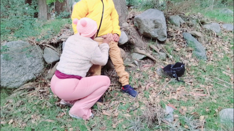 Lady: Tante seksi dengan toket besar lagi asik nyepong kontol pria...