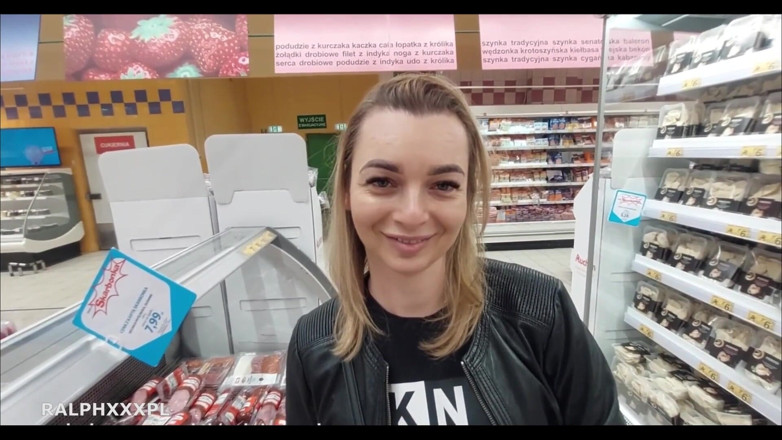 RalphXXXpl: Esposa infiel bate boquete aleatório em um restrum público e...