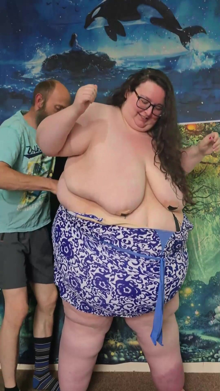 SSBBWLadyBrads: SSBBW får hjälp att passa in i tighta badkostym