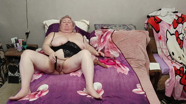 Zona901: 岳母用成人玩具自慰她多汁多肉的阴户