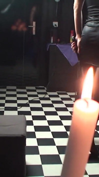 Joven dominatrix Eva usa 2 esclavos pervertidos