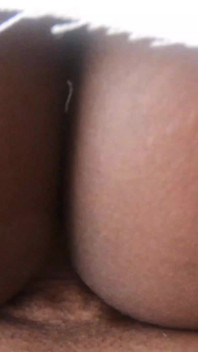 Pembantu rumah Afrika seksi dikongkek lelaki putih dengan zakar besar