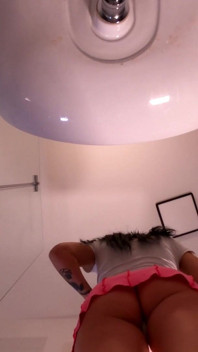 Sexy en hete slanke studente trekt haar slipje uit om een strak geschoren poesje onder haar rok te laten zien