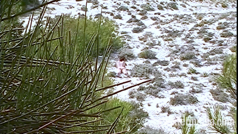 Sextermedia by Pete: 누드 해변에서 섹시한 밀프가 누드