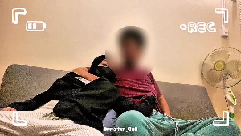 Hamster_Ball: शौकिया कैमरा कॉलेज लड़की और उसका प्रेमी लिविंग रूम में लंड चुसाई सीख रहे हैं