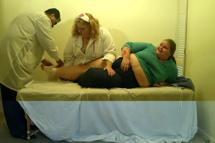 BBW nurse Vicki adventures with friends: Angie a căzut aici, în sala de examen cu asistenta Vicki