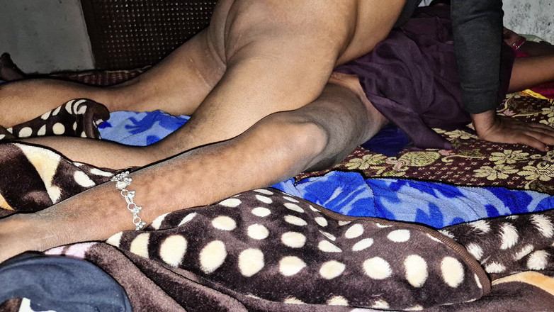 DesiBurChudai: Soție sexy se fute la miezul nopții în dormitorul satului desi...