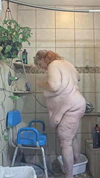 La Grande Bella Infermiera Vicki È Tutta Sudata E Deve Fare Pipì!!