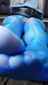 Instrucciones de pantimedias azules provocan y se masturban