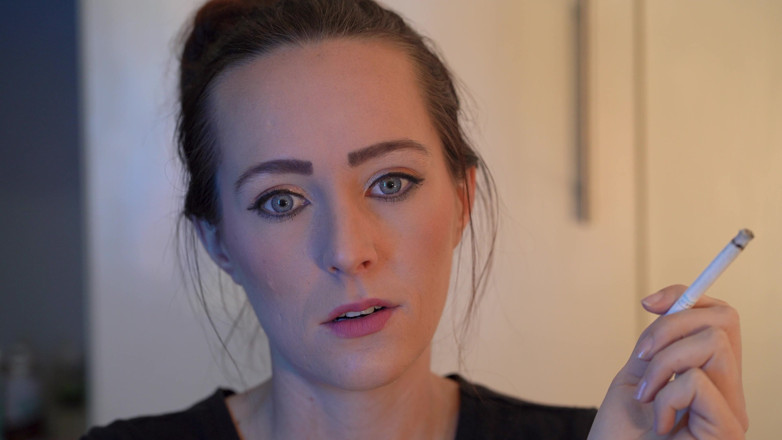 Alicia Robertz: Sinnliche nahaufnahme Rauchen mit zierlichem mädchen