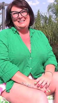 Auntjudys - Una Entrevista Traviesa Junto a La Piscina Con La Tetona Británica MILF Jojo Robinson