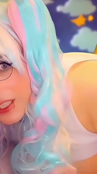 Cosplay trans dívka s velkými prsy přežívá jako sexuální otrokyně