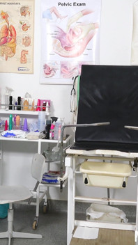 Examen físico y chequeo del coño de la rubia caliente Luci Angel
