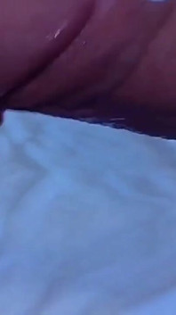 Blowjob dengan air mani dalam mulut sudut pandangan dekat