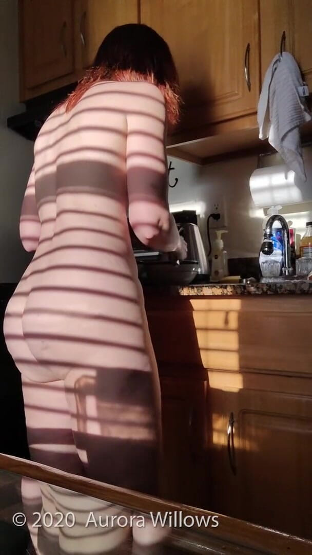 Aurora Willows: Nude making breakfast on vacation
