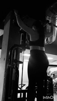 Anna se antrenează în sala de sport