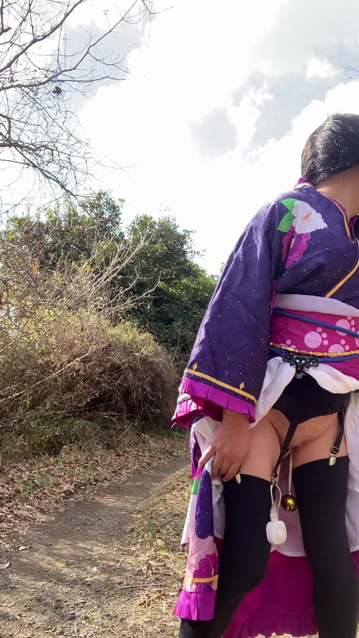 megu2002: No112　冬の田舎に現れた幻の着物美人　陽だまりの中をクロスドレッサーが歩く その２