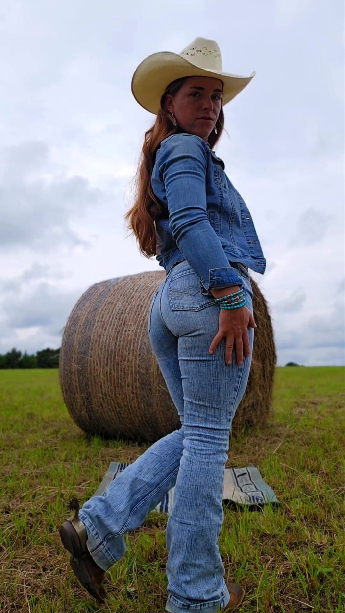 NaughtyRedFarmgirl: Barfuß cowgirl und reiben fersen-squirting überall