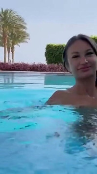 Sexy Monika Fox nada nua em piscina e mar em país quente