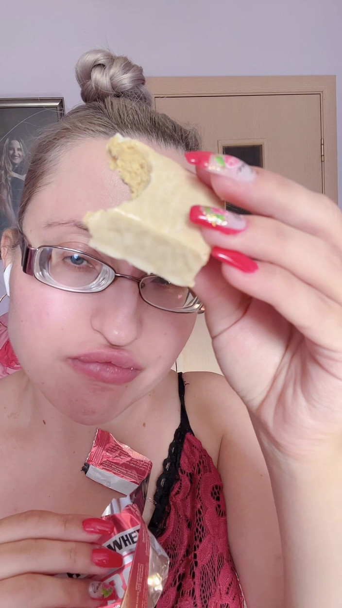 FinDom Goaldigger: Asmr protein bar şekersiz yiyor