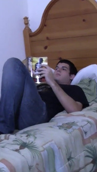 Lui gioca la mano che ha trattato